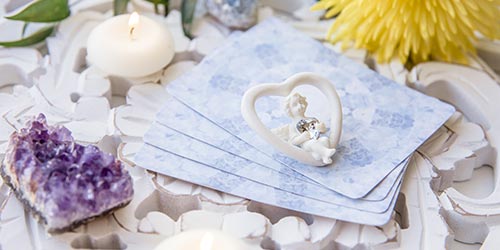 Tarot readings, healing stones or channeling can serve as esoteric aids for more well-being.