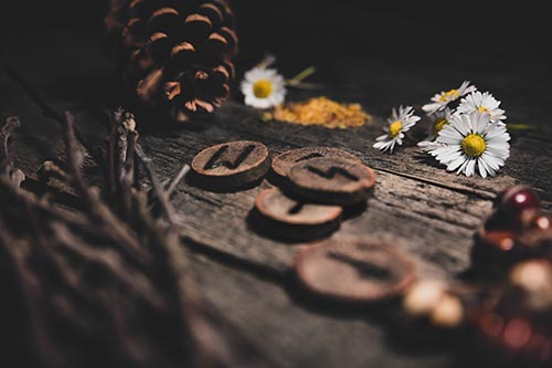 Divination with the rune oracle - find out everything about your personal name rune here!