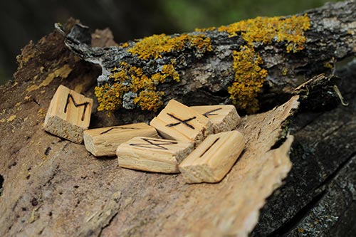Whether medieval or modern - the rune oracle inspires fans of fortune telling worldwide!