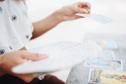 The practical guide for easy tarot card reading at home!