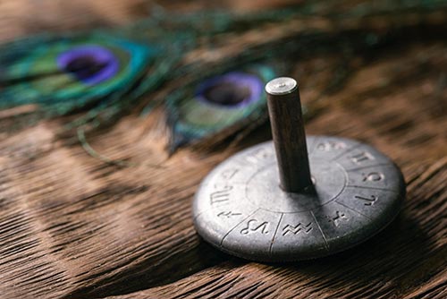The card position determines the zodiac sign of Gemini in online tarot.