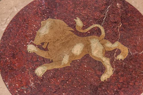The card position determines the zodiac sign of Leo in the online tarot.