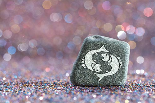 The card position determines the zodiac sign of Pisces in online tarot.