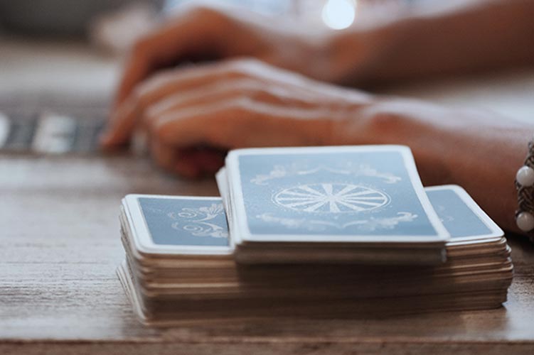 Discover our different laying systems and pull your daily card from the stack!